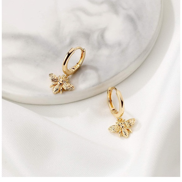 🍯14K Gold Plated Honey Bee Huggie Hoop Earrings - Picture 2 of 5